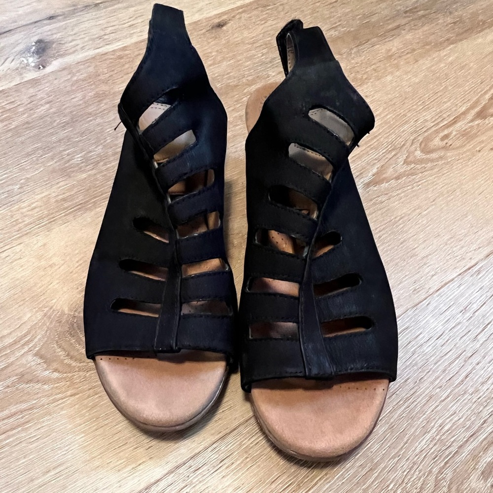 Clarks Collection Women’s Sandals Sz 7.5 Black Small heel